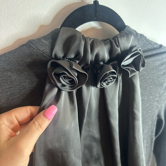 URTHEONE size S long sleeve gray blouse with silk front and flower accent - Picture 3 of 8